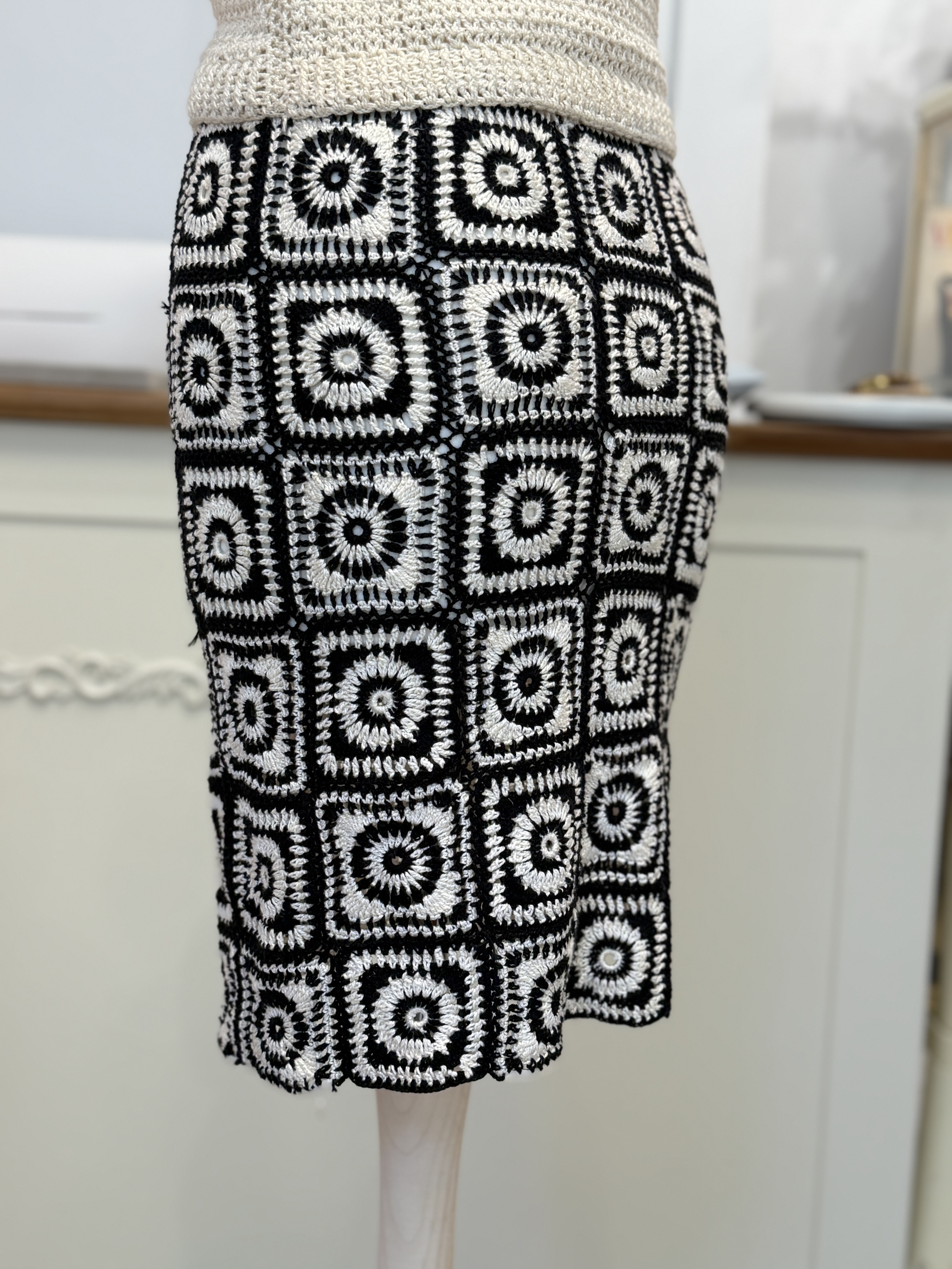 Szydełkowy komplet top + spódnica granny square czarno-kremowy S handmade (9)