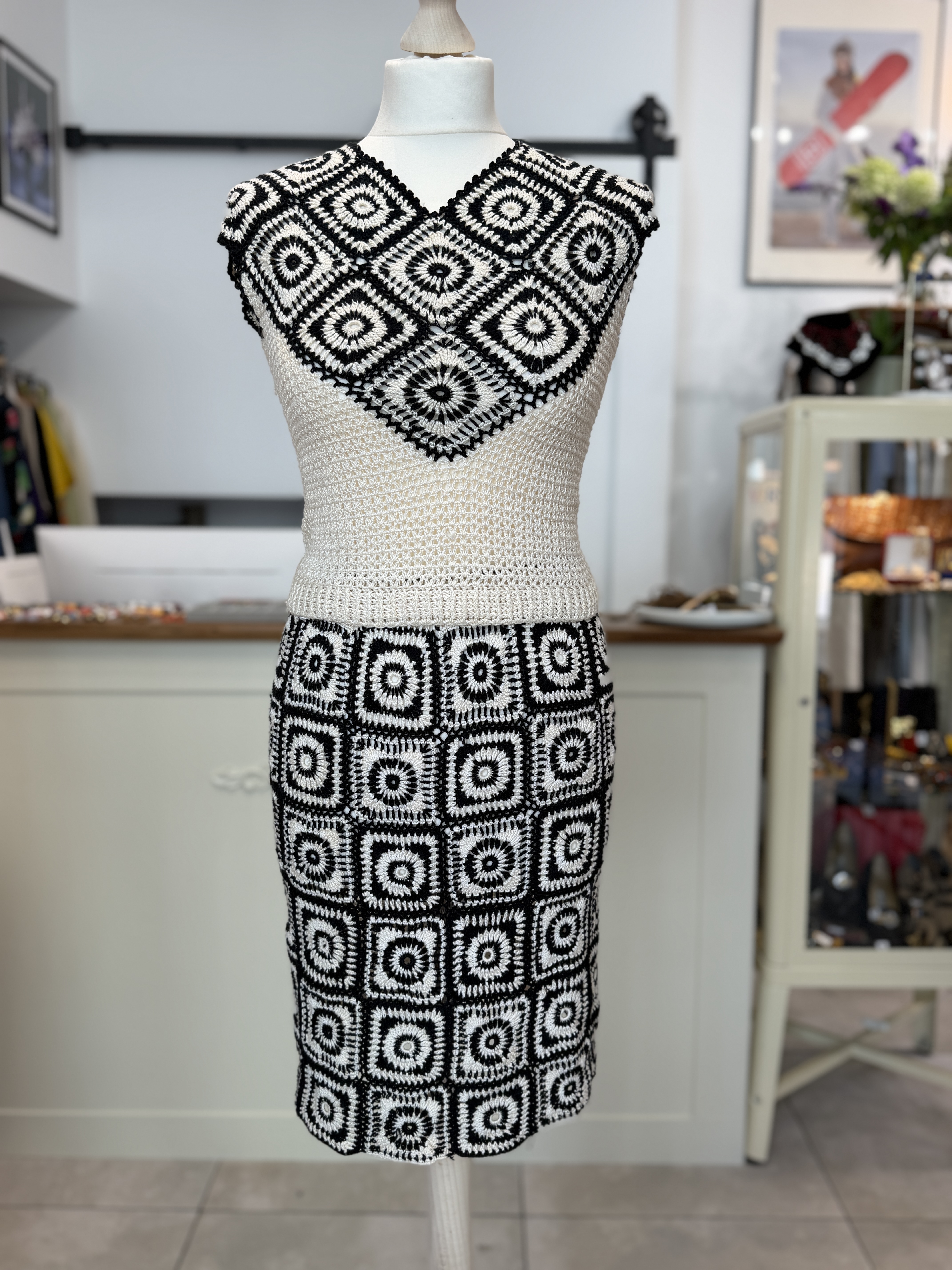 Szydełkowy komplet top + spódnica granny square czarno-kremowy S handmade