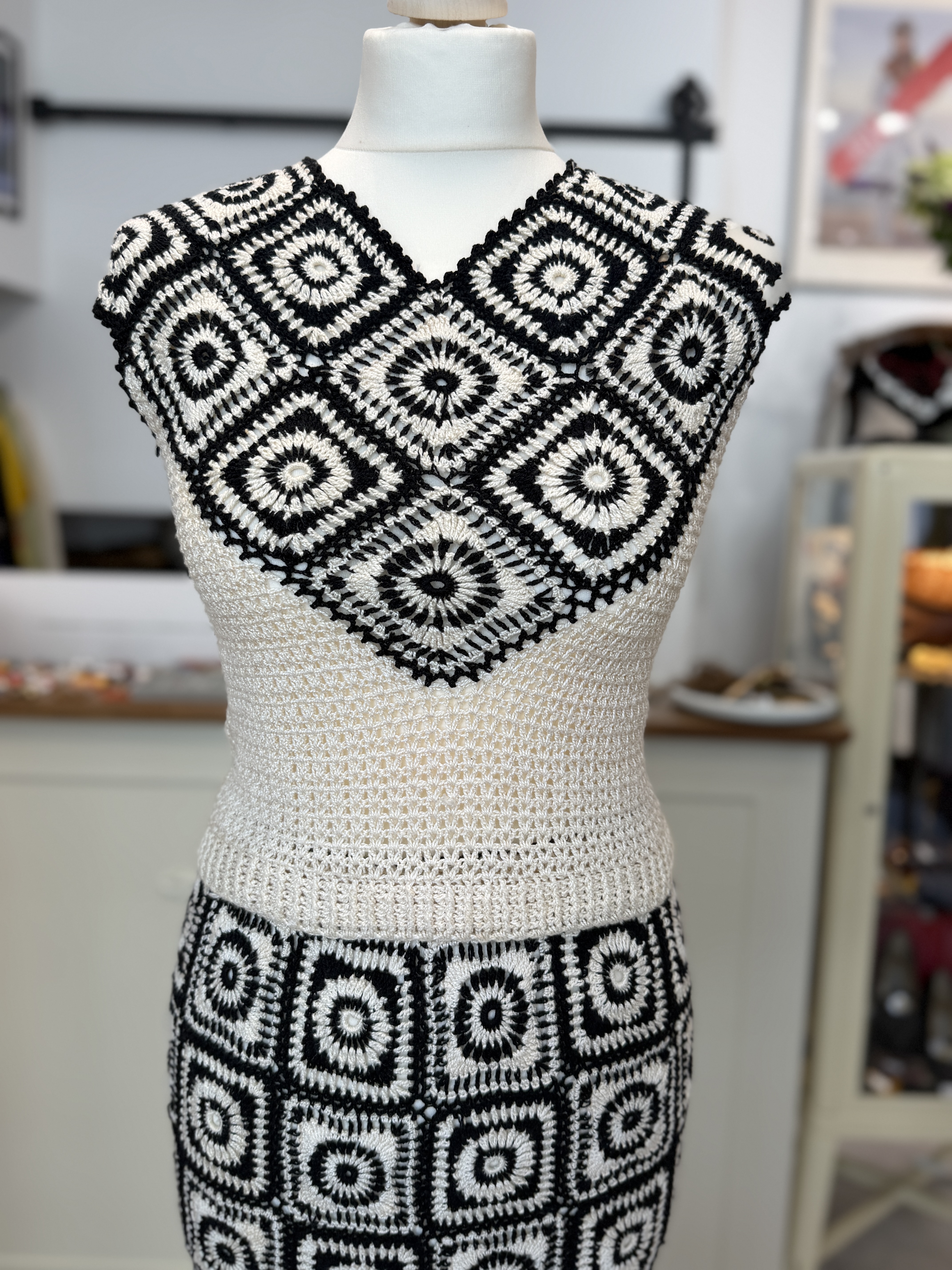 Szydełkowy komplet top + spódnica granny square czarno-kremowy S handmade (2)