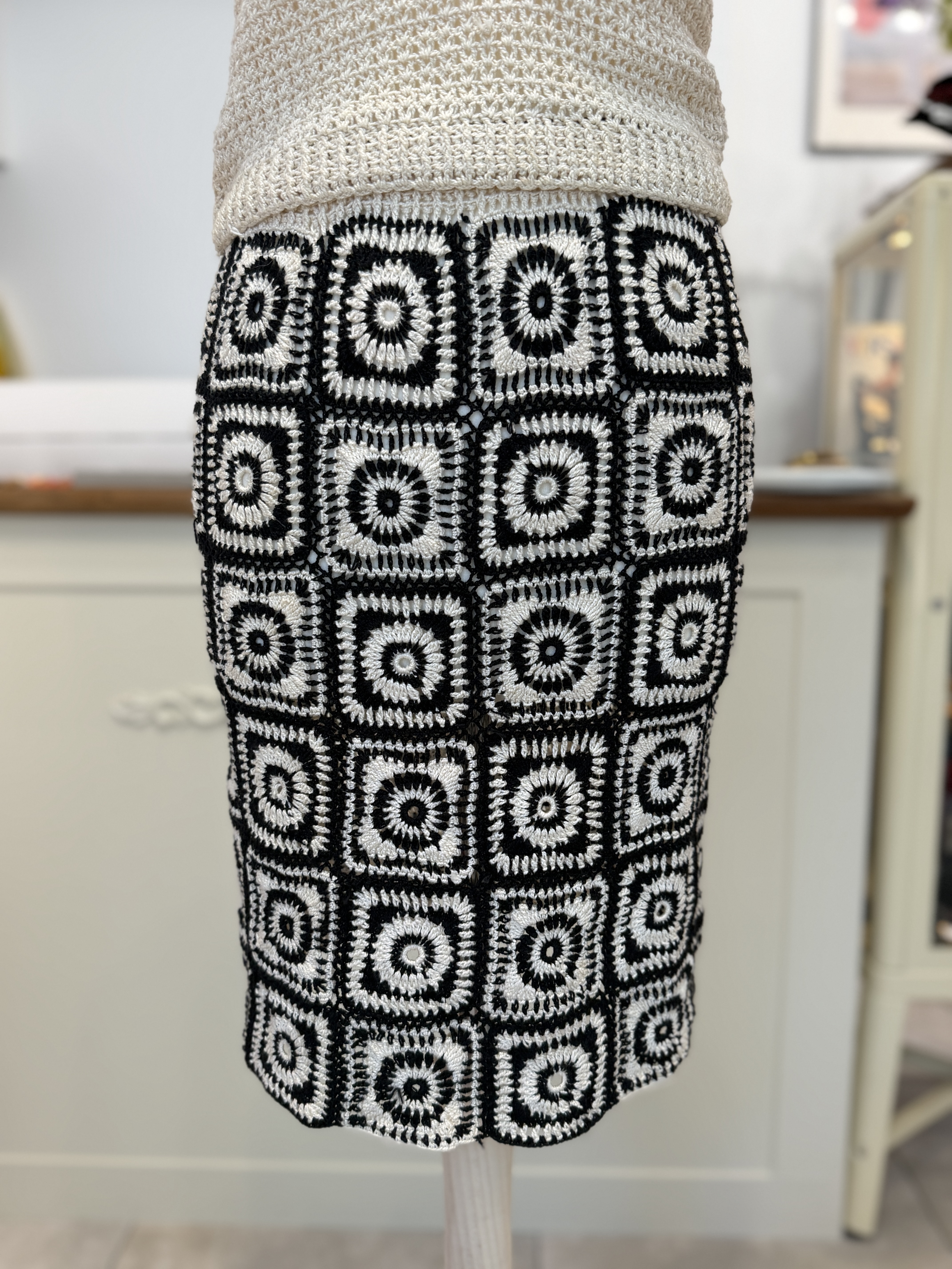 Szydełkowy komplet top + spódnica granny square czarno-kremowy S handmade (4)