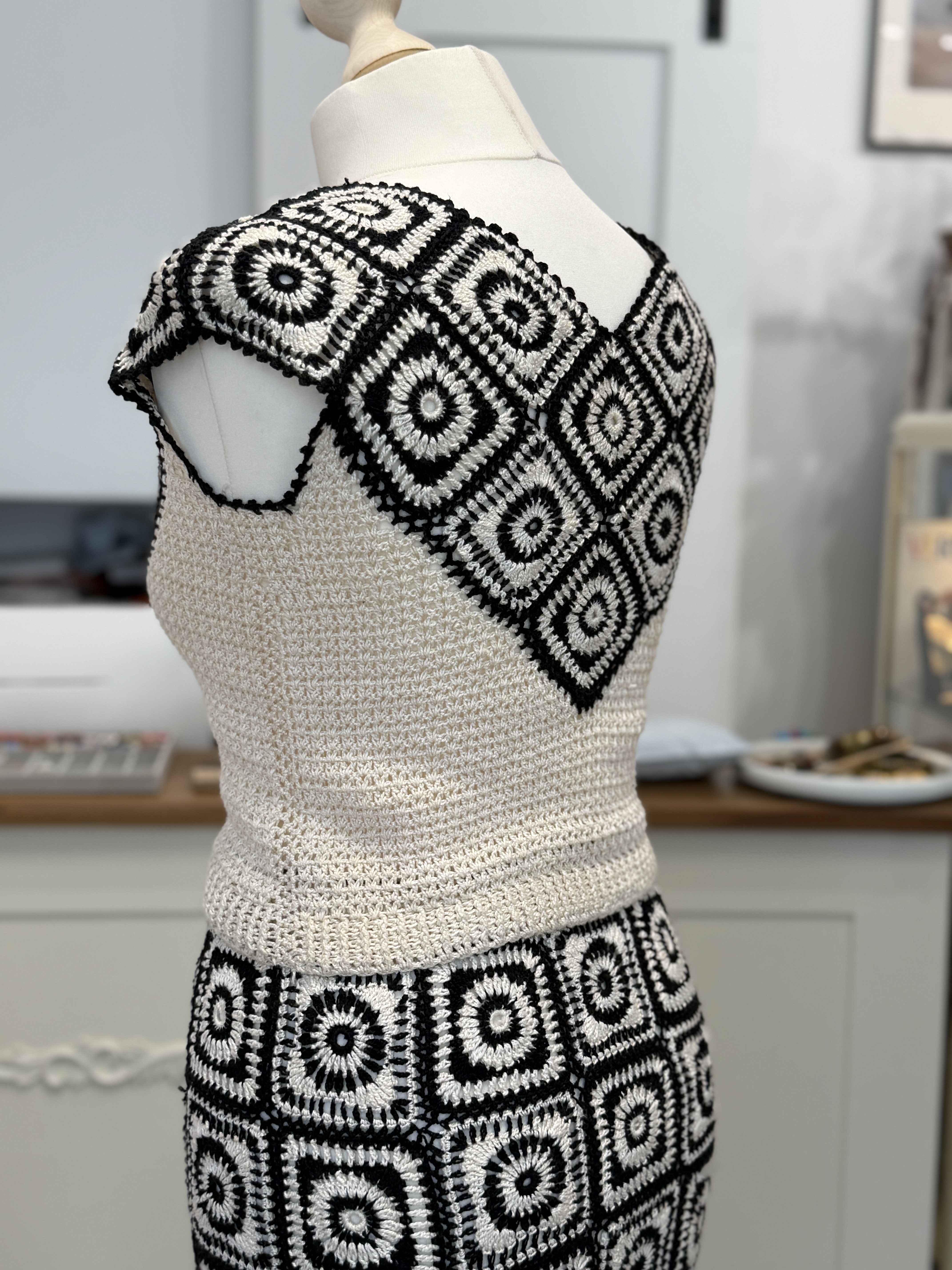 Szydełkowy komplet top + spódnica granny square czarno-kremowy S handmade (7)