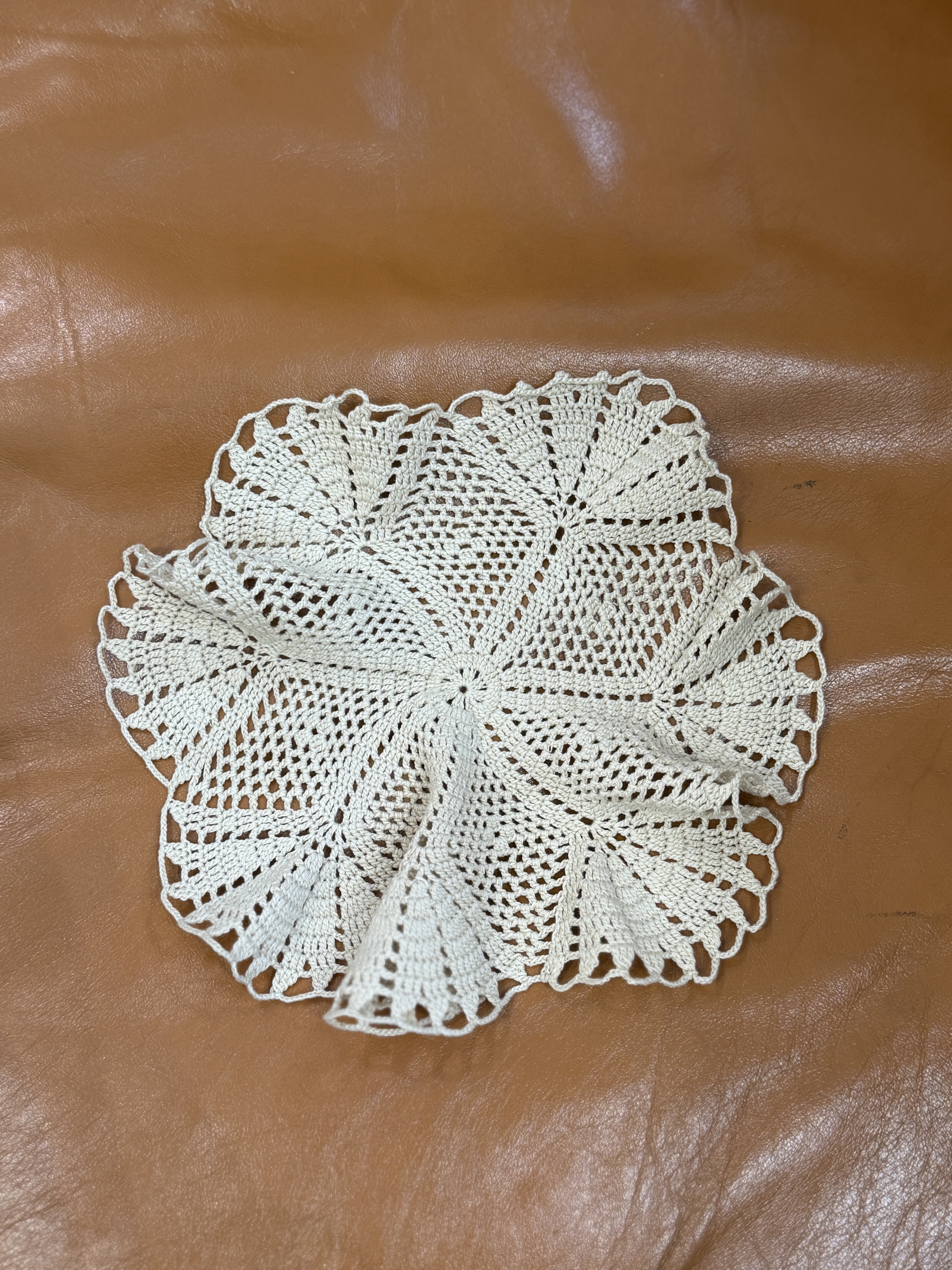 Ręcznie szydełkowana serwetka vintage beżowa ażurowa 21 cm