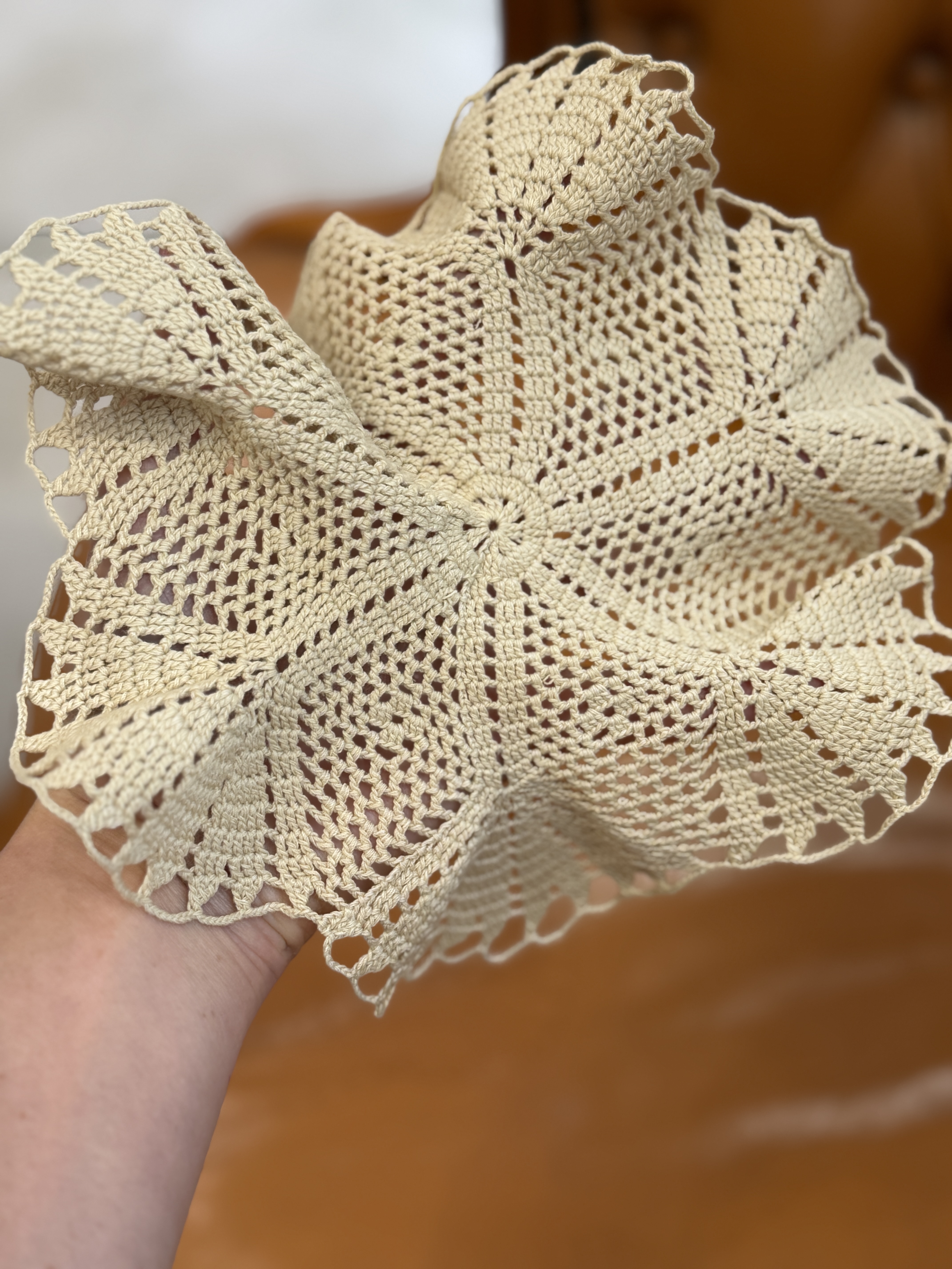Ręcznie szydełkowana serwetka vintage beżowa ażurowa 21 cm (4)