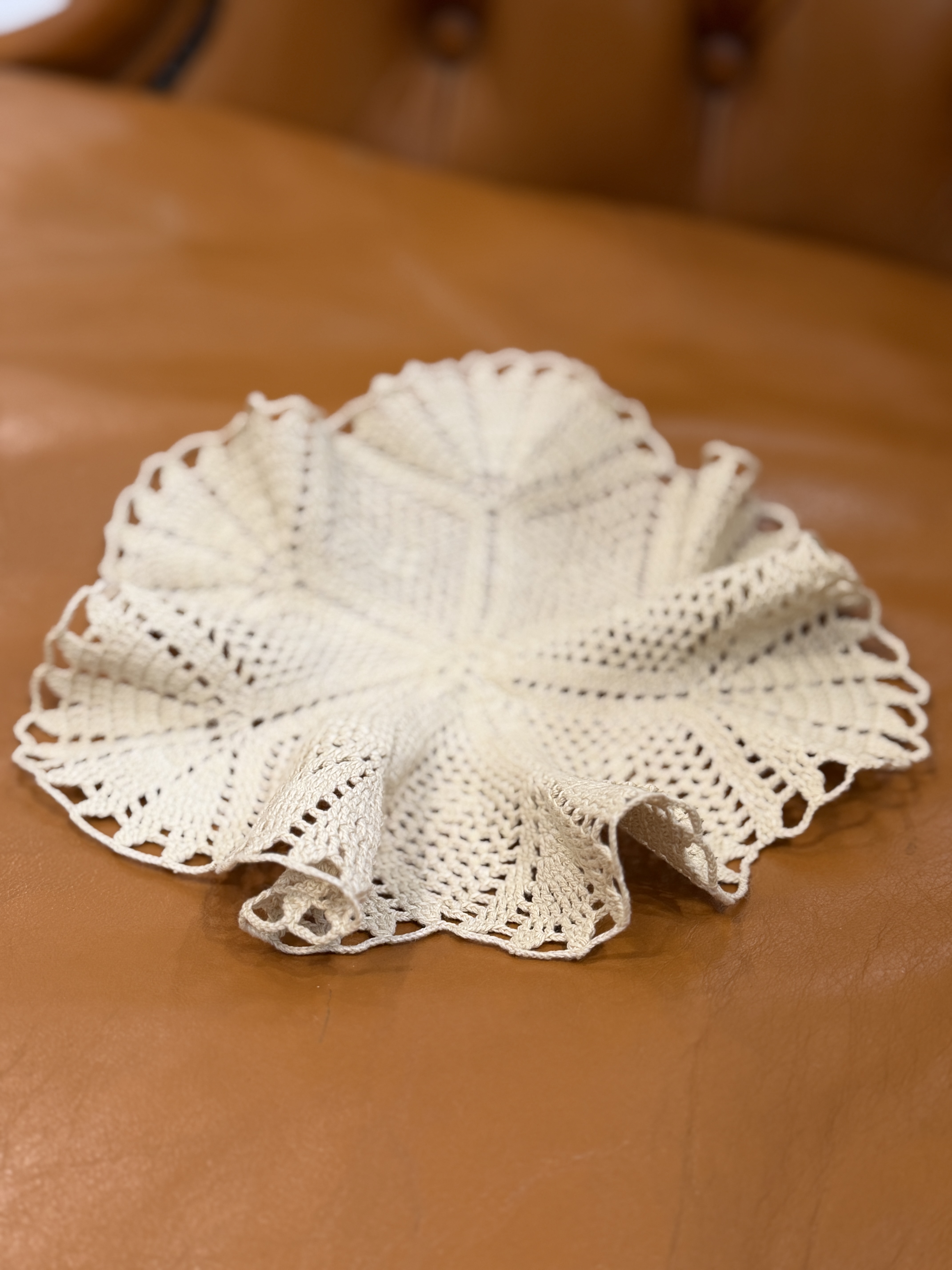 Ręcznie szydełkowana serwetka vintage beżowa ażurowa 21 cm (3)