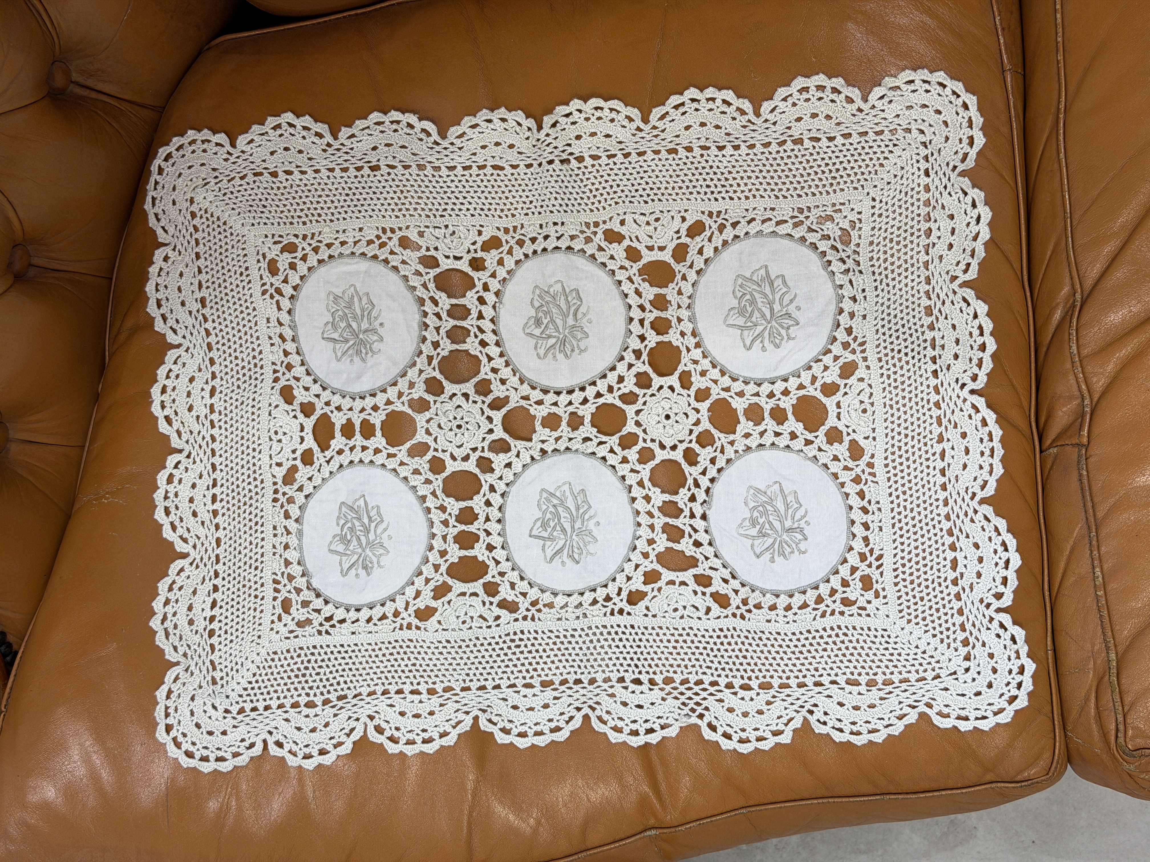 Serweta vintage ręcznie szydełkowana z haftowanymi różami 33 × 46 cm
