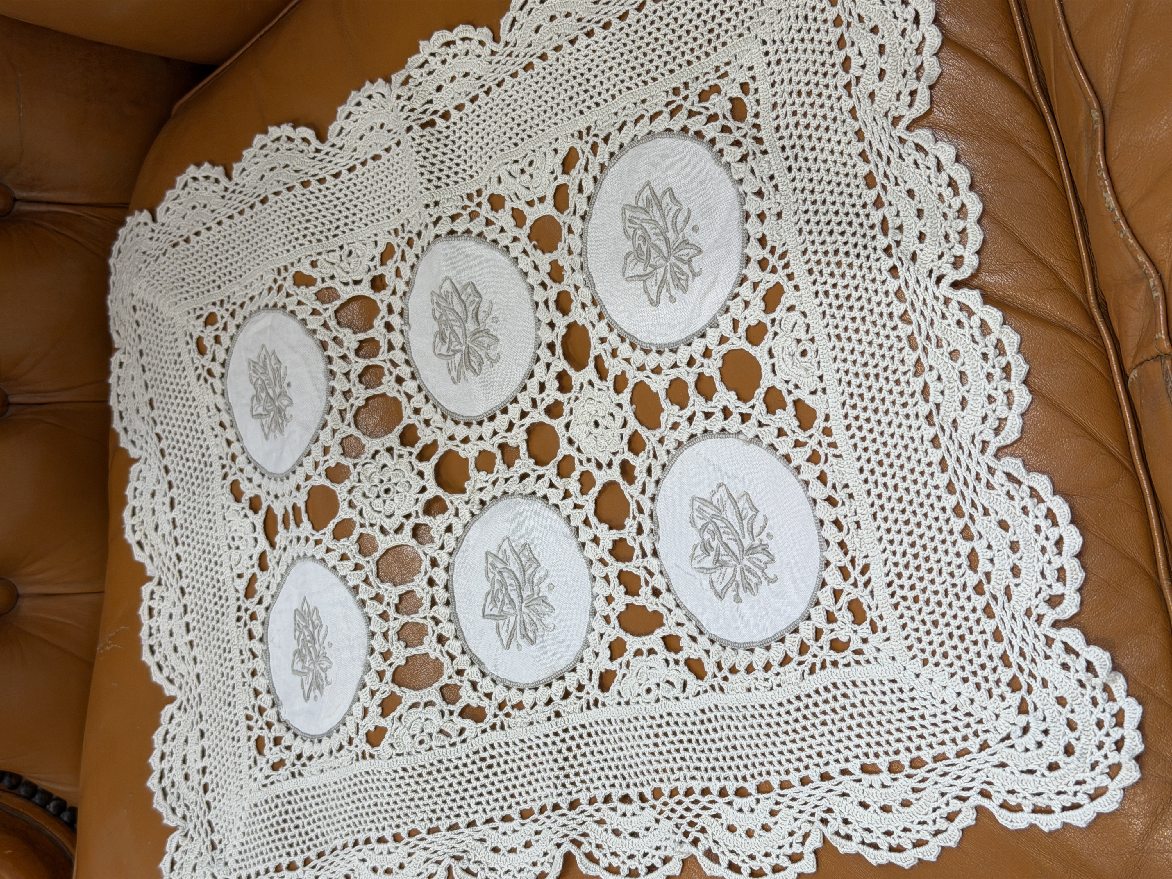Serweta vintage ręcznie szydełkowana z haftowanymi różami 33 × 46 cm (3)