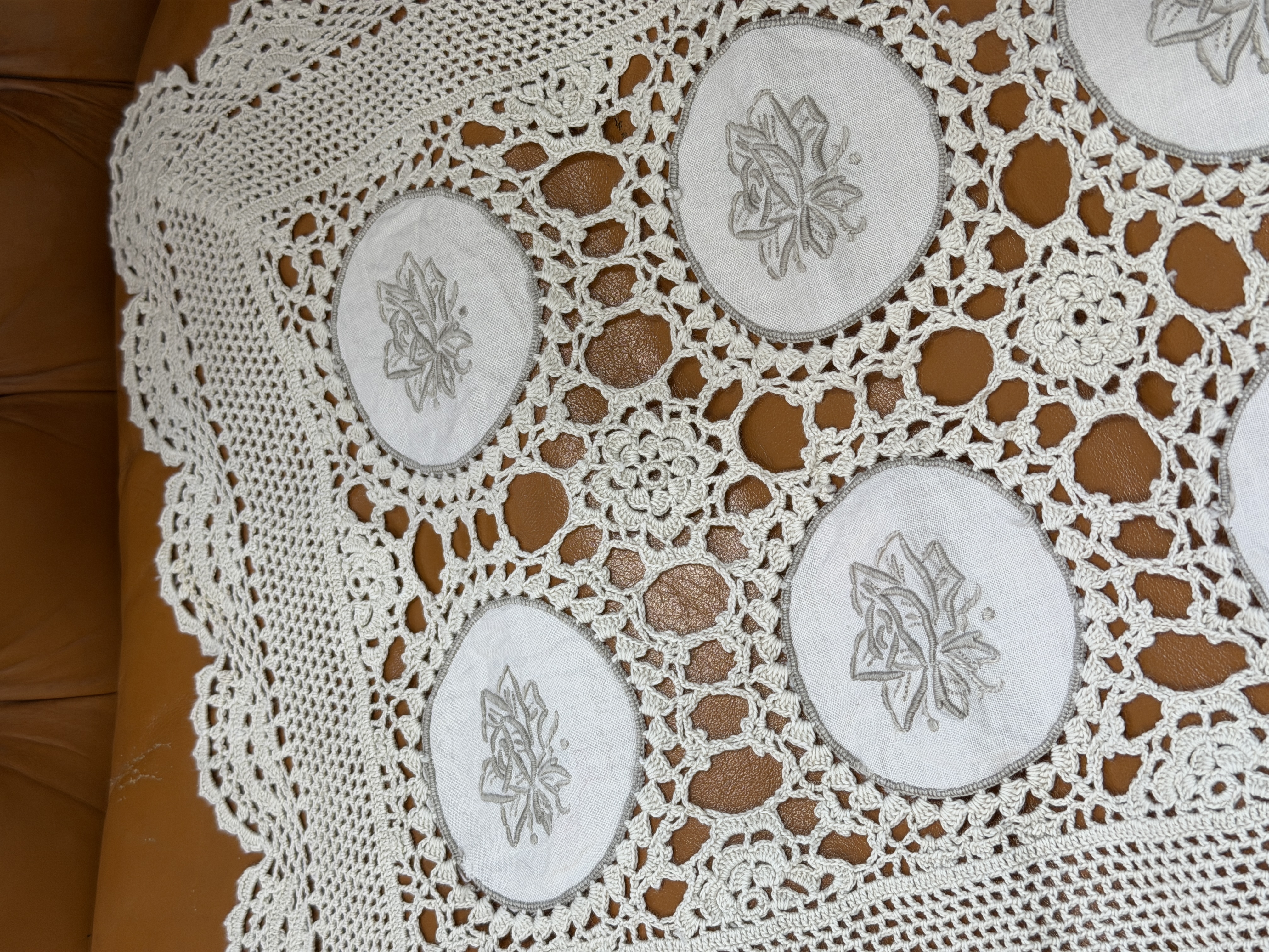 Serweta vintage ręcznie szydełkowana z haftowanymi różami 33 × 46 cm (7)