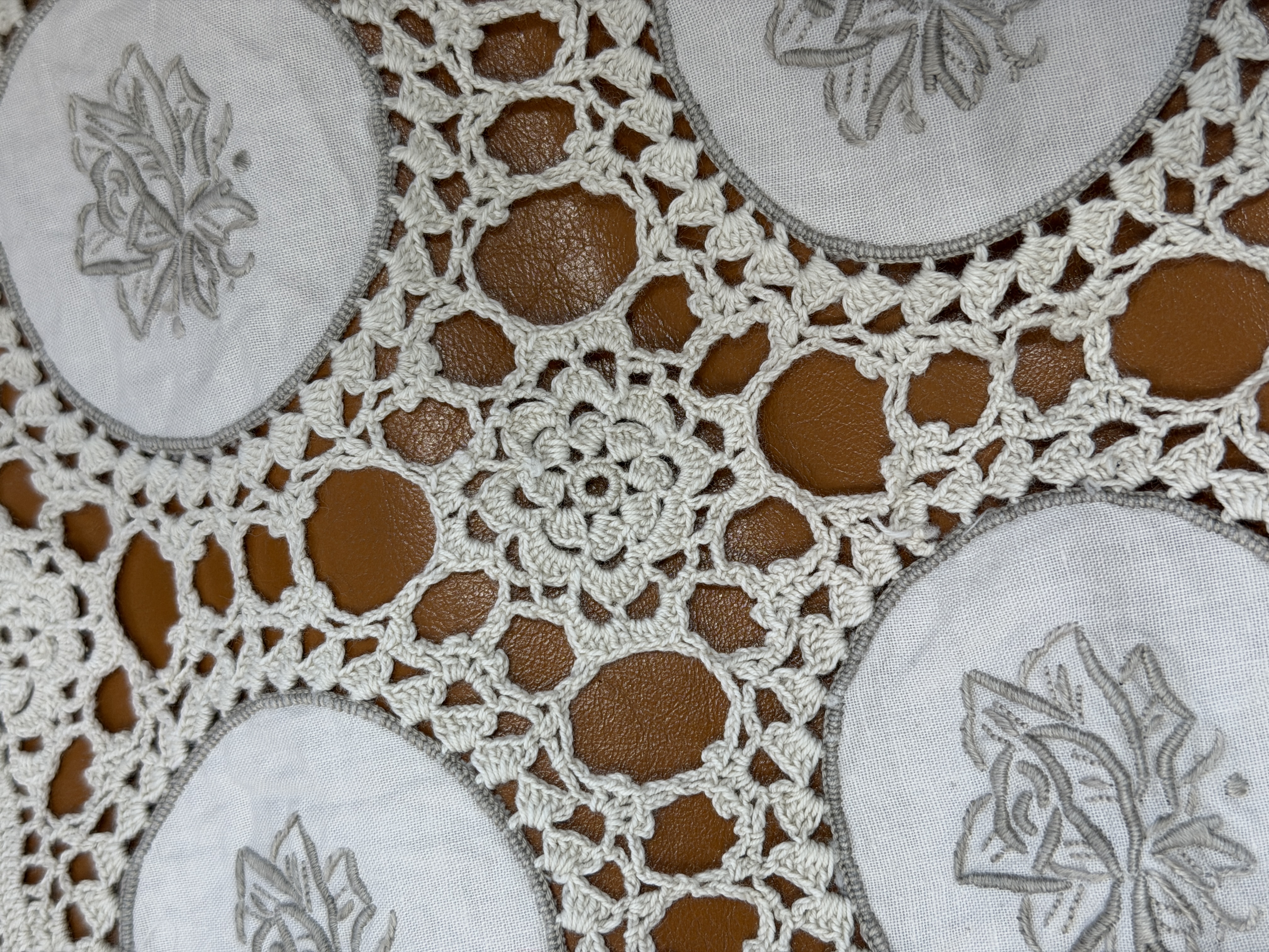 Serweta vintage ręcznie szydełkowana z haftowanymi różami 33 × 46 cm (6)