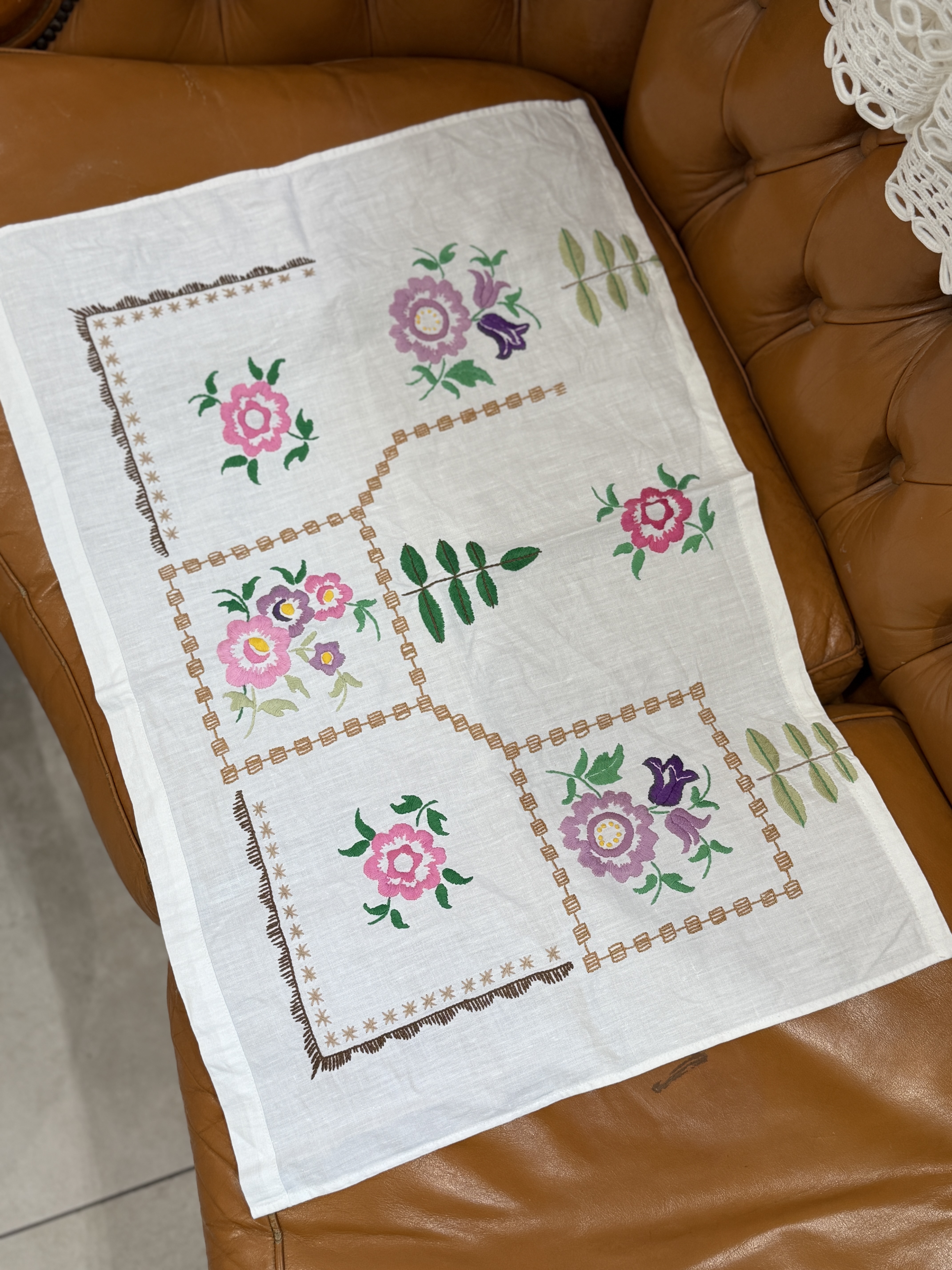Vintage haftowana serweta na stół kwiaty folk 43 × 62 cm