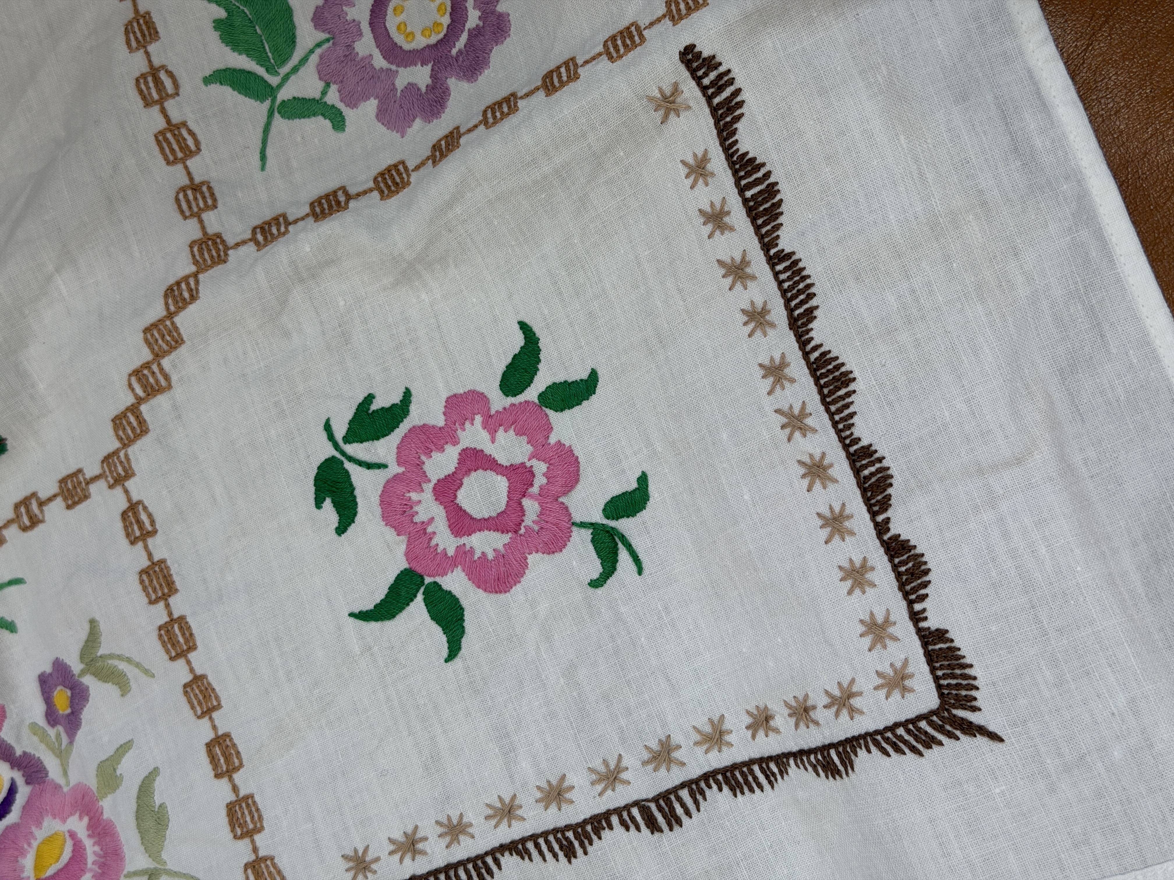 Vintage haftowana serweta na stół kwiaty folk 43 × 62 cm (4)